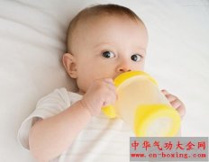 慎防水中毒 婴幼儿喝水勿过量