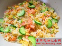 鲑鱼黄瓜蛋炒饭 不一样的新鲜风味炒饭